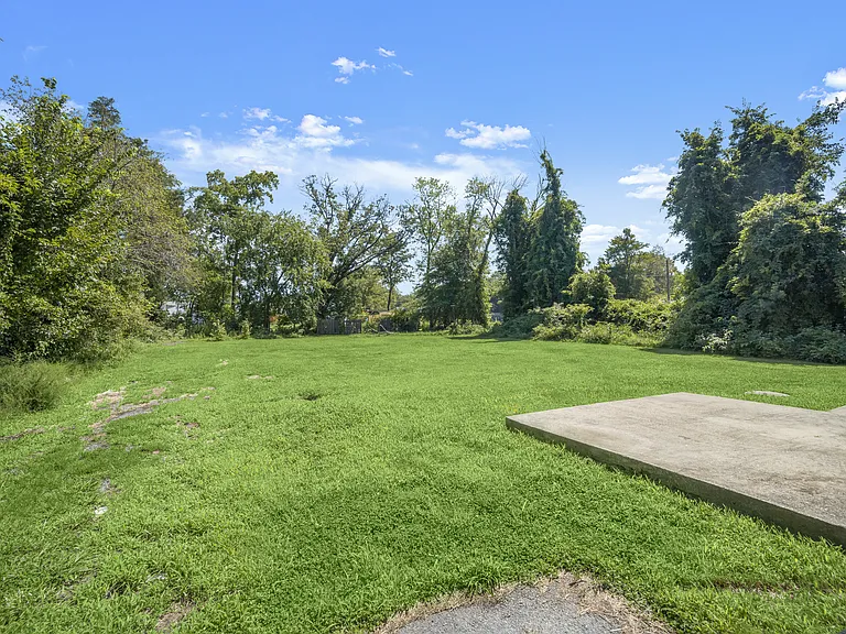 7520 Burgess Ln — Photo 32