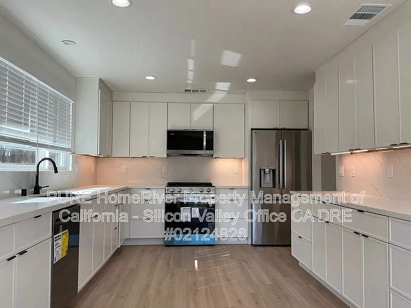 4 bed, 2.0 bath, 1924 sqft, $4,995 — Photo 3