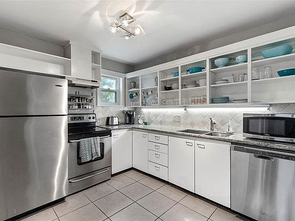 5th image of 3022 Baldwin St