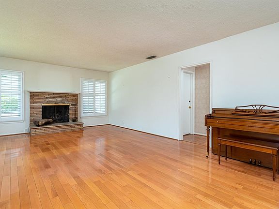 3rd image of 593 Ramona Ave
