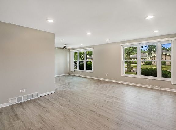 3rd image of 828 E 193rd Pl