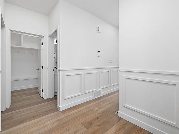 3rd image of 915 Elderberry Ct