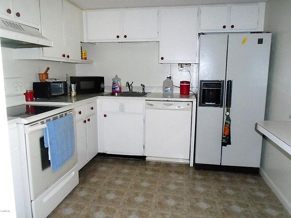 5th image of 576 Bahia Cir #B