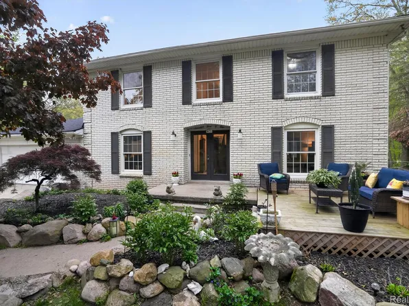 17301 Donohue Rd, Pinckney, MI 48169