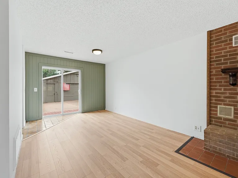 319 N Magnolia St — Photo 8