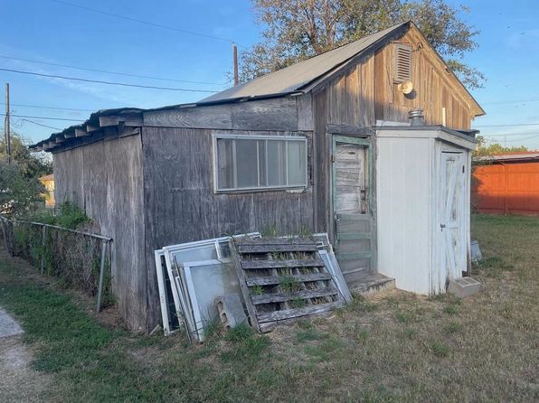 105 W Alvarado St, Hebbronville, TX 78361