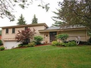 1941 Heather Ln, Northbrook, IL