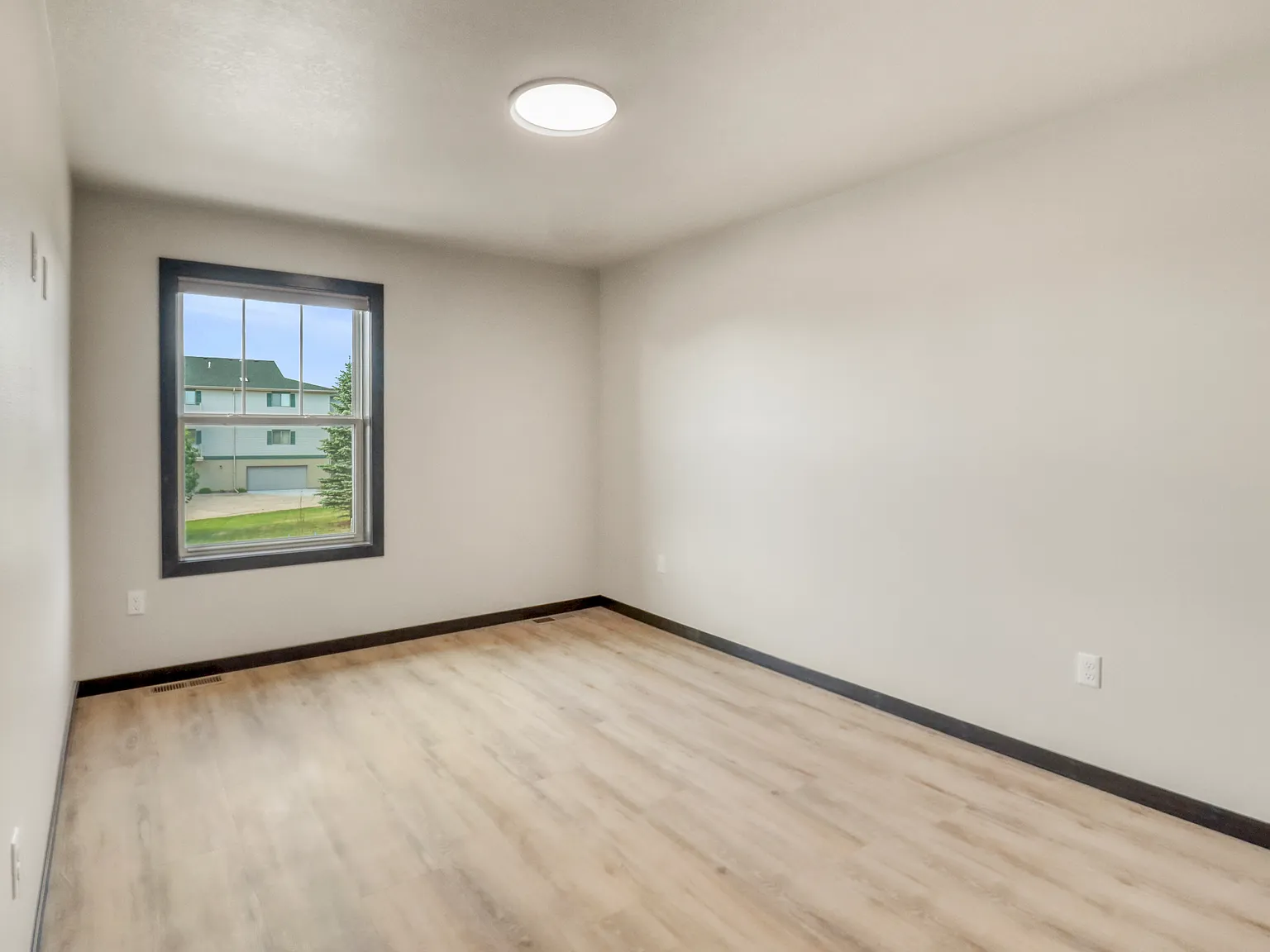 3 bed, 2.5 bath, 1865 sqft, $2,175 — Photo 3