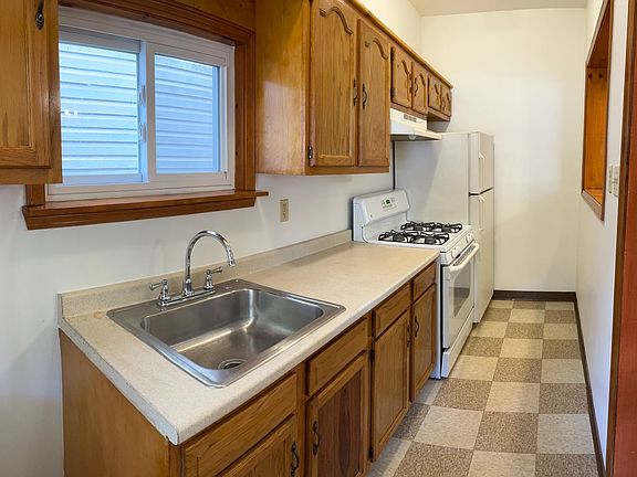 4th image of 1326 Evergreen Ave