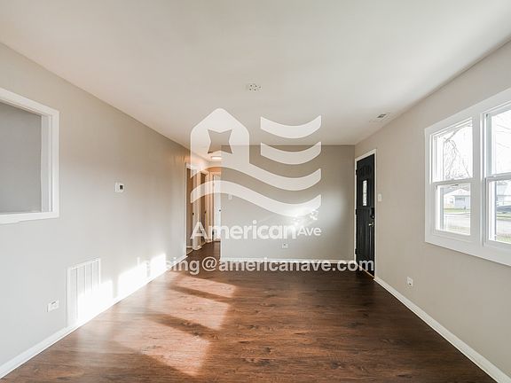 1665740_003_wm_-_living_room_13435916.jpg