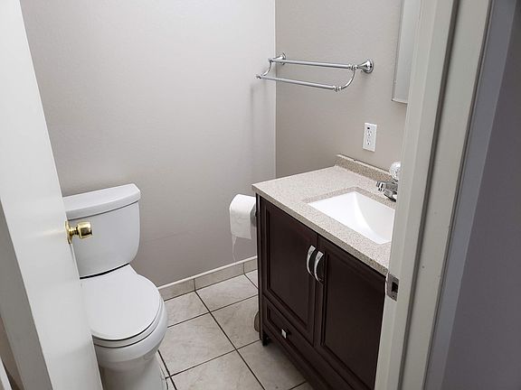 3rd image of 1326 Lansing Ave