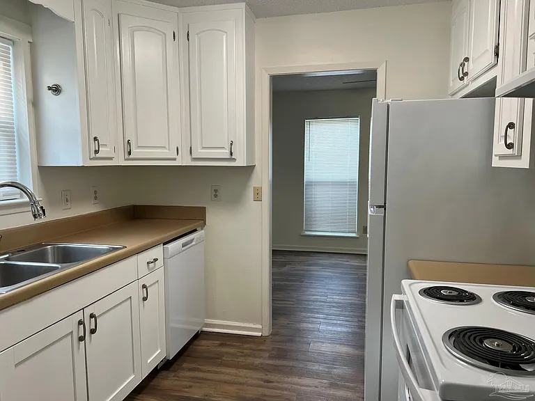 3244 Maplewood Dr — Photo 6