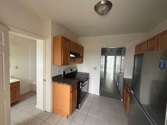 3rd image of 1149 E 4th St #3