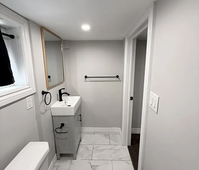 1677 Victoria Ave — Photo 57