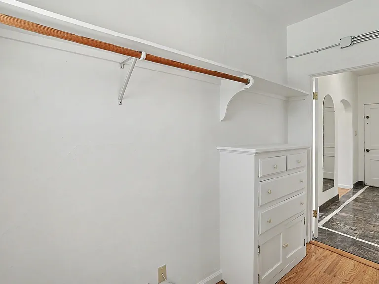 611 E 20th St #202 — Photo 16