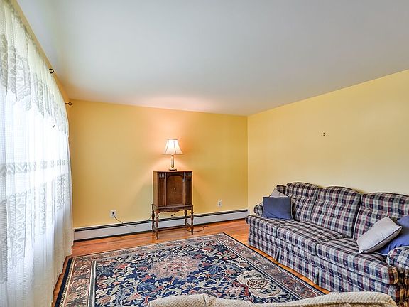 5th image of 12 Greenwood Dr