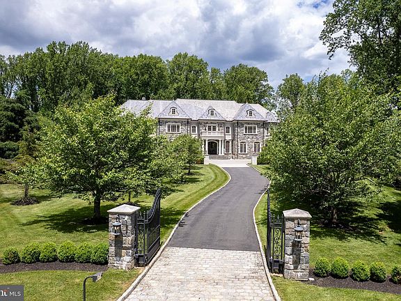 3rd image of 20 Leonard Ct