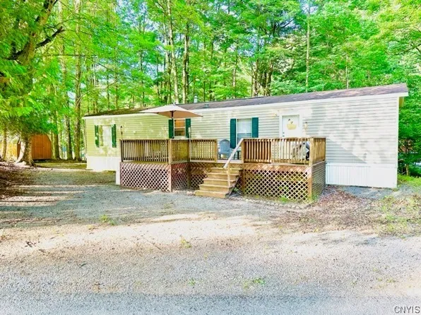 8 Pheasant Rd, Clayville, NY 13322
