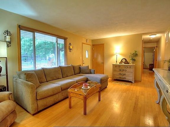 3rd image of 420 Hawthorne Ave