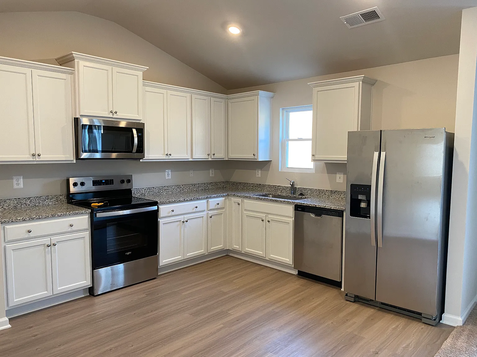 3 bed, 1173 sqft, $2,700 — Photo 3
