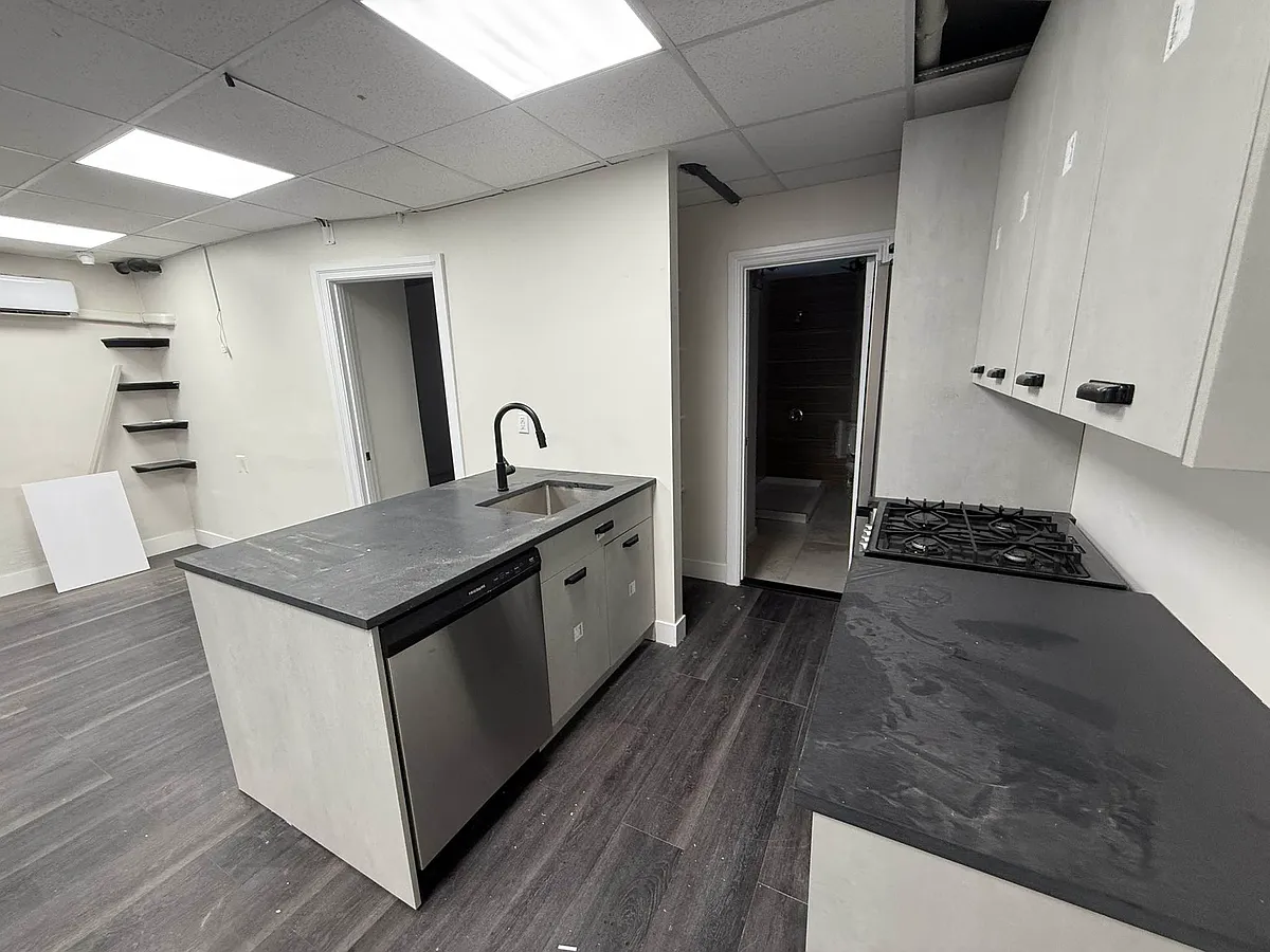 Building Photo - 656 Metropolitan Ave #2