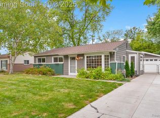 25 Lyons Dr, Troy, MI 48083