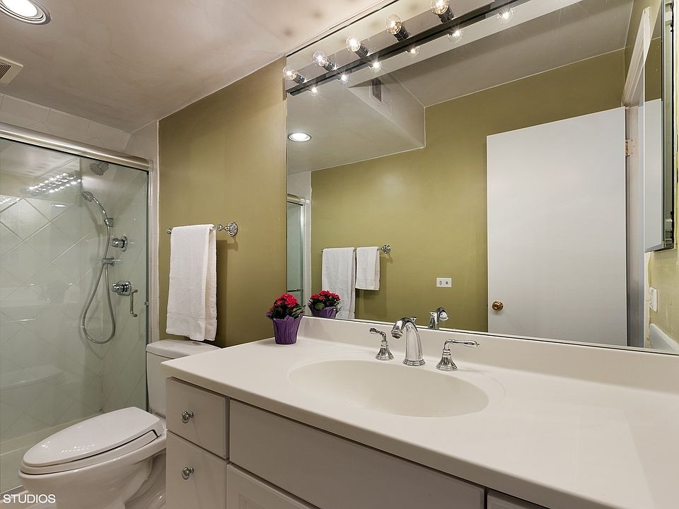2nd image of 1058 Wilmette Ave