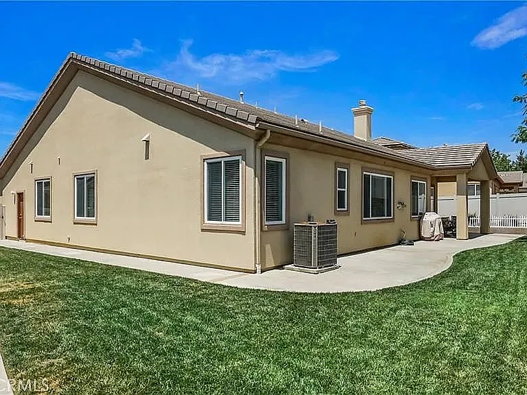 1710 Golden Way #B — Photo 2