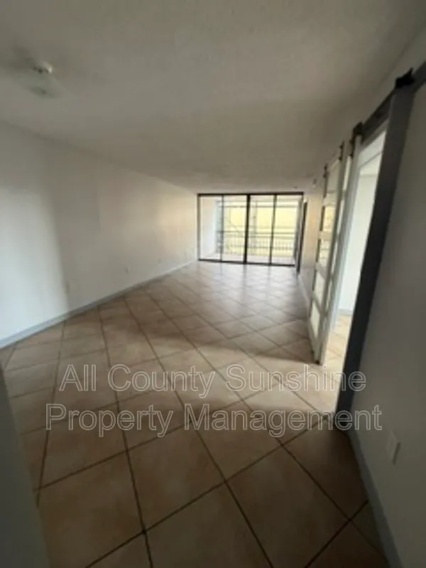 3 bed, 2.0 bath, 1295 sqft, $2,300 — Photo 2