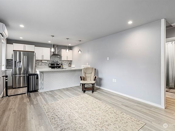 5th image of 4368 Division Avenue W