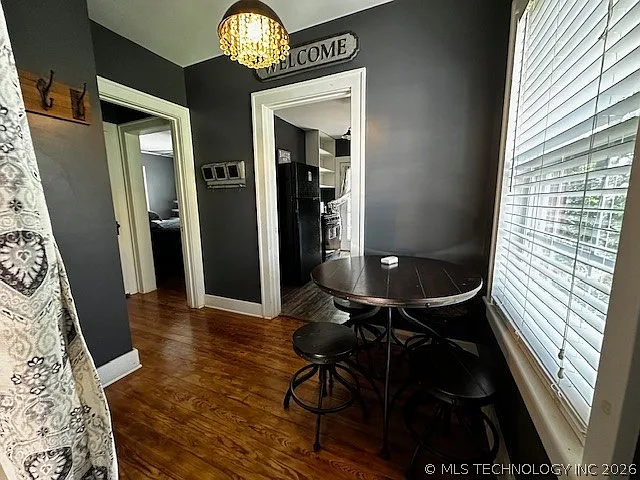 211 W Kings Rd — Photo 3