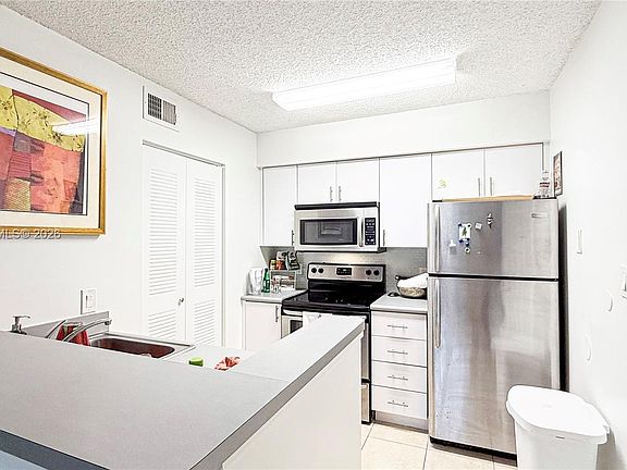 4th image of 540 S Park Rd #149