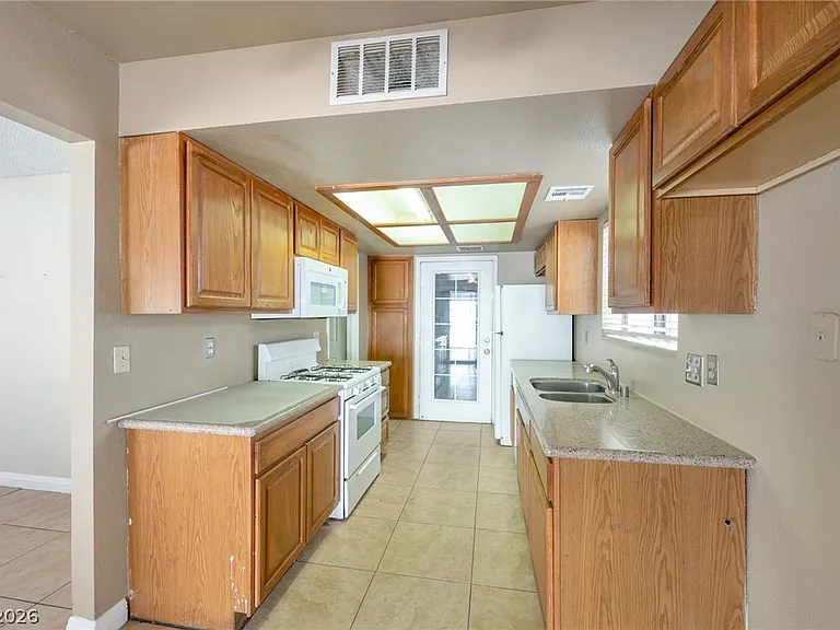 2528 Cherrywood St — Photo 7