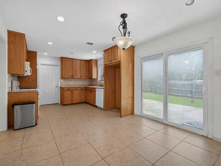 1202 Knollpark Cir — Photo 16