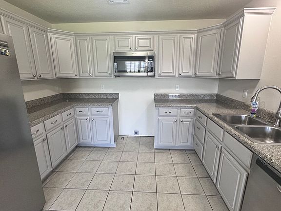 4th image of 100 E Lauren Ln