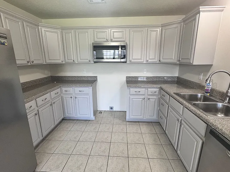100 E Lauren Rd — Photo 4