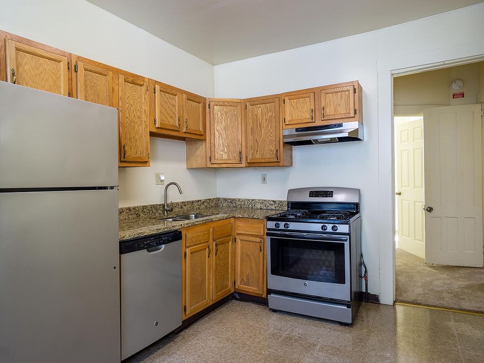 Close to Shops, Eateries and Buses Avail 8/1/2025 450 Westcott St