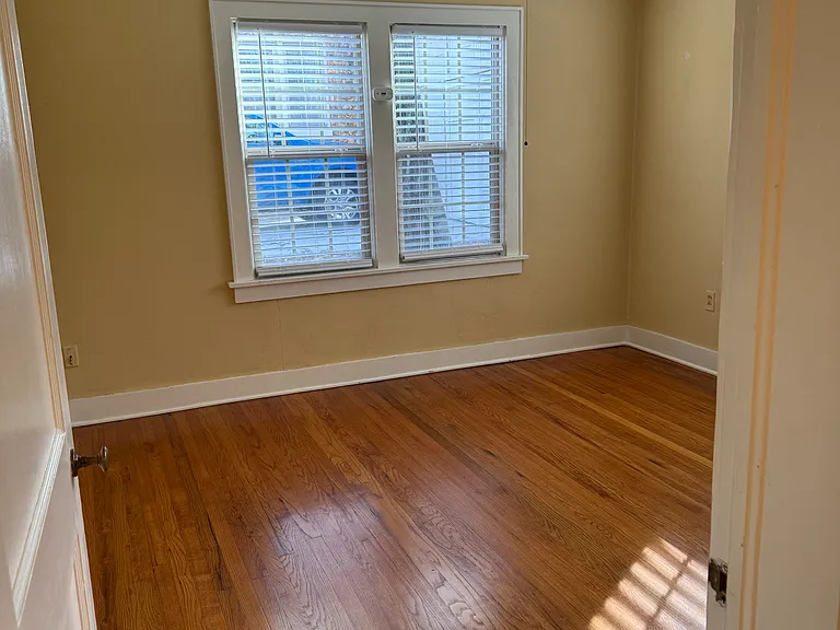 427 E Johnson St — Photo 2