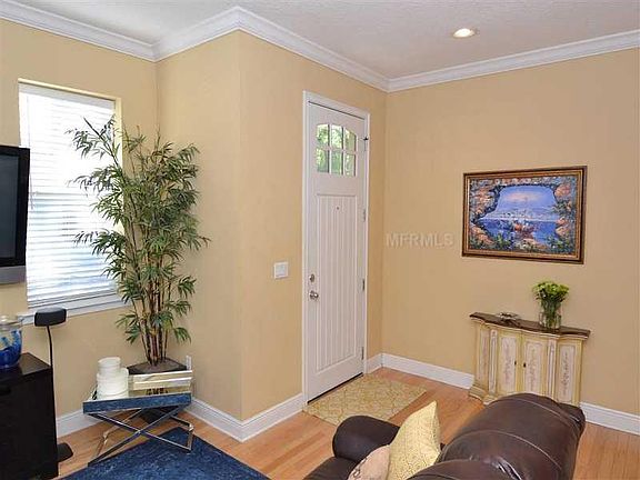 2nd image of 805 Emerald Ln