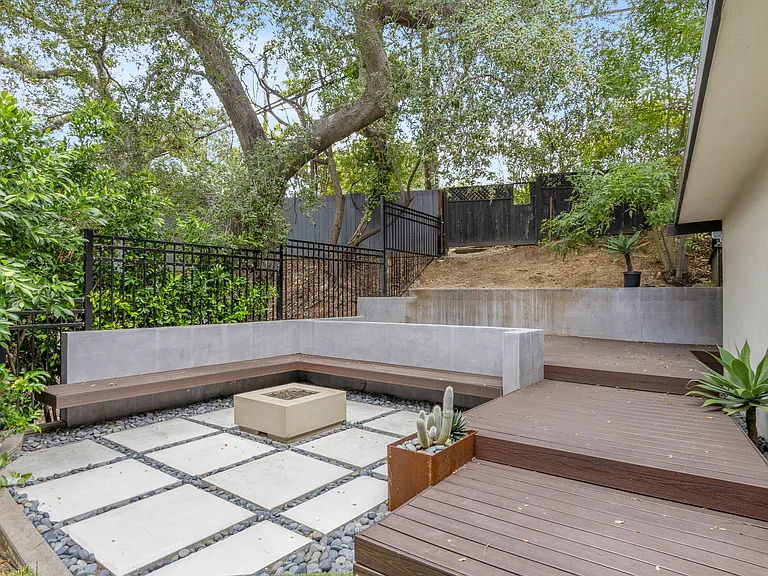 1540 Lancashire St — Photo 31