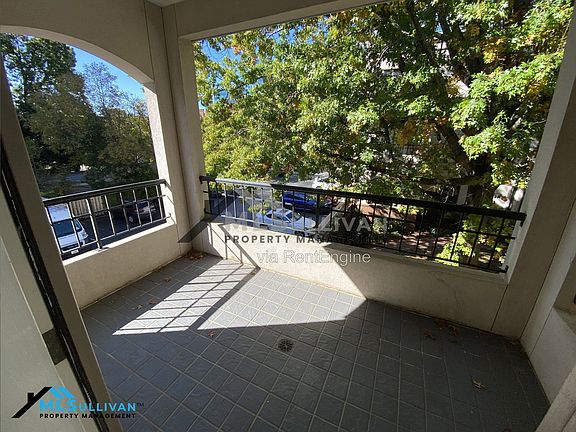 5th image of 256 E Davie St