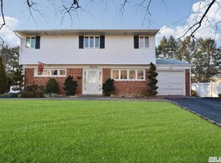 35 Hedgerow Ln, Commack, NY 11725