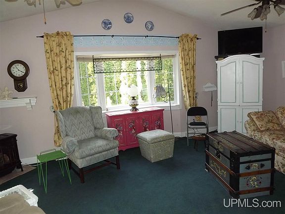 3rd image of 907 W Lakeshore Cir