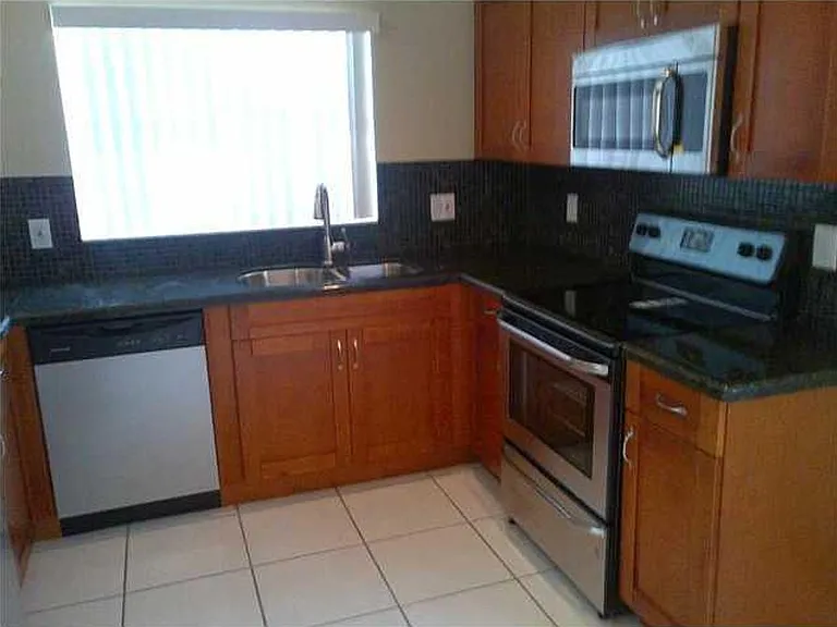 1051 Briar Ridge Rd — Photo 2
