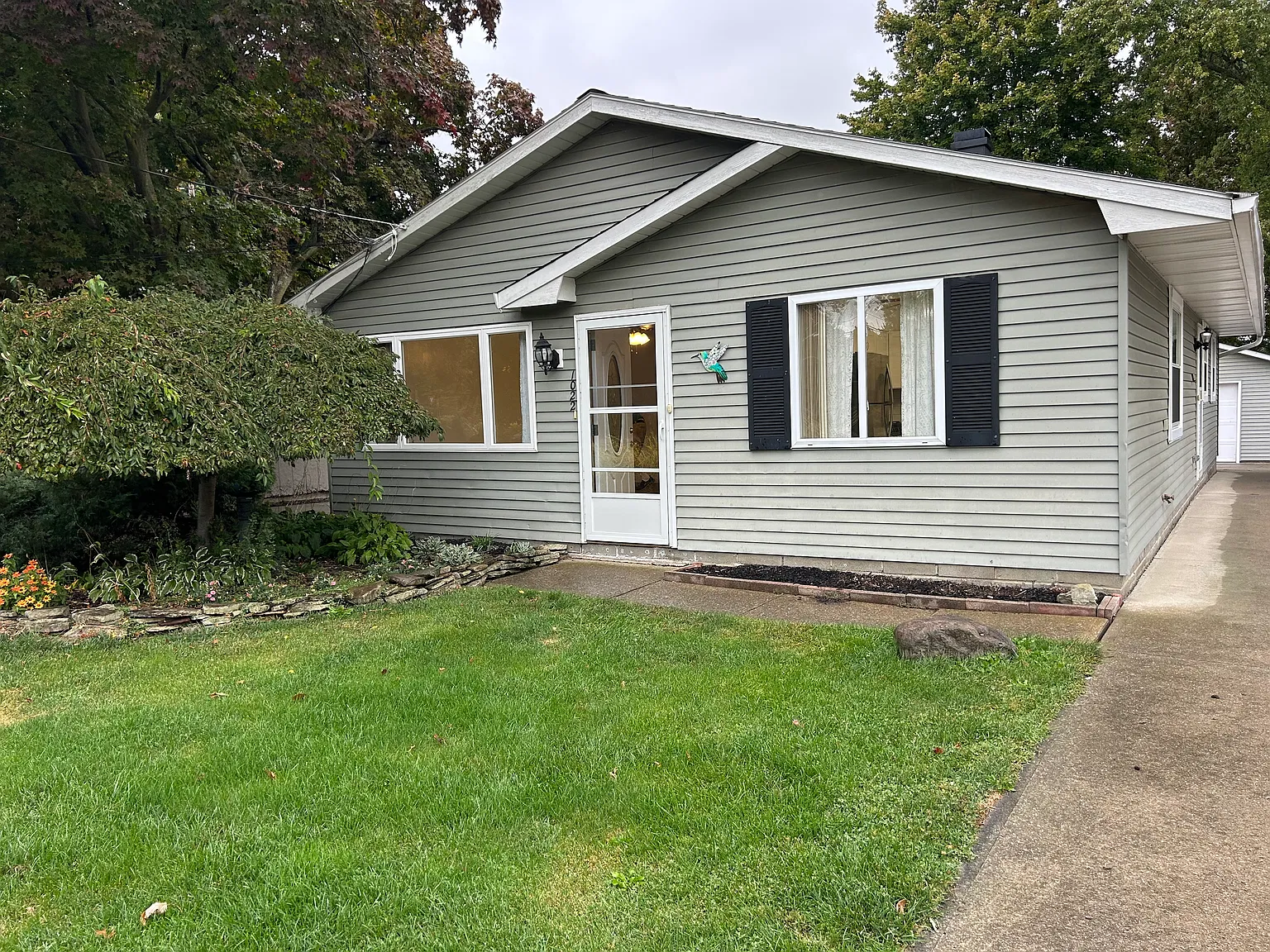 3 bed, 1.5 bath, 1222 sqft, $1,600 — Photo 1