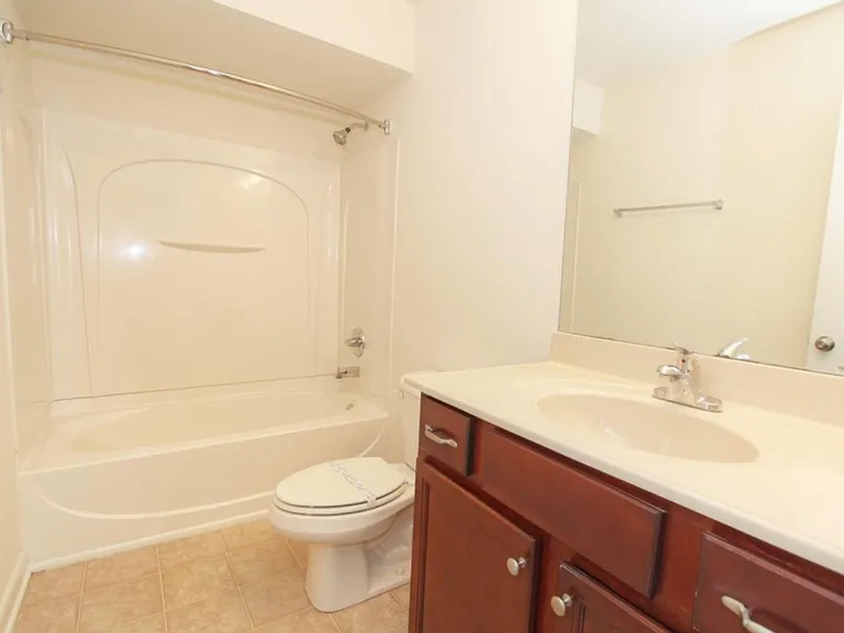 The Reserve at Merrick Apartments & Townhomes — Photo 20
