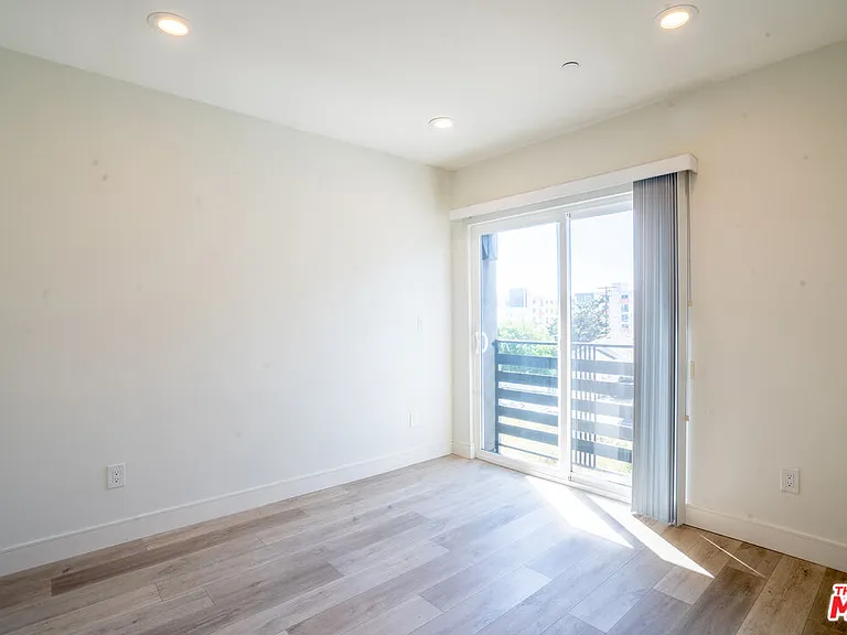 608 1/2 N Gramercy Pl — Photo 4