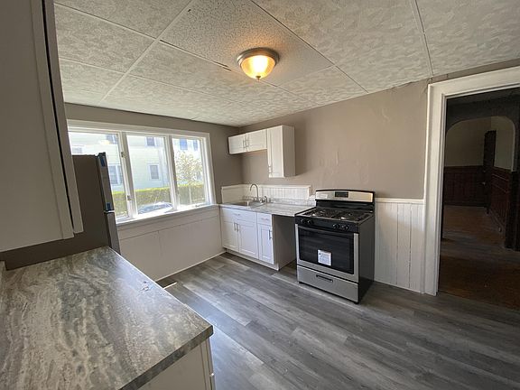3rd image of 376 Glenwood Ave Unit 3