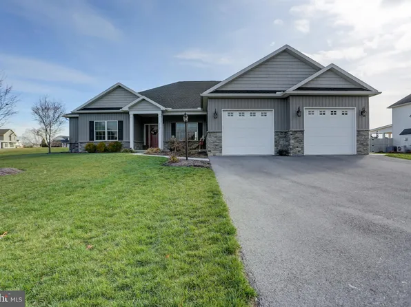 3104 Saint Andrews Dr, Chambersburg, PA 17202