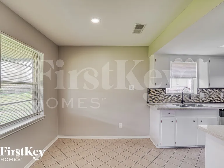 13914 Duncannon Dr — Photo 6